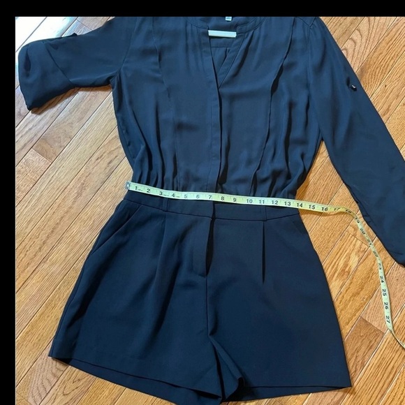 Jennifer Lopez Womens Black Jumpsuit‎ Romper VNeck Dress Short 2 Chiffon Pleated - Picture 15 of 17